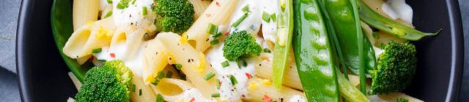 Pasta with white sauce and broccoli
