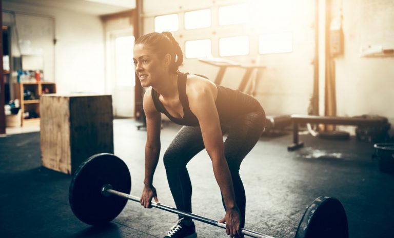 Lady lifting weights deadlift (1)