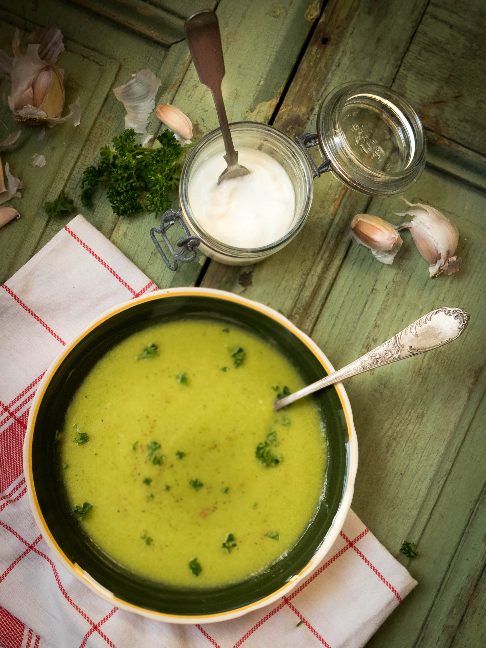 Broccoli soup with yogurt